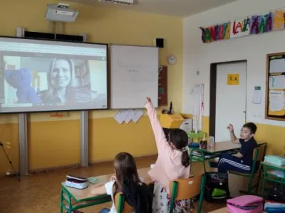 Svět v obrazech se spisovatelkou Lucií Hlavinkovou a jejími knihami, KJM pobočka Černovice