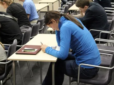 Účastníci vyplňují soutěžní kvíz o ceny během exkurze 21.3.2016, foto Pavel Albert