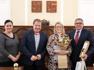 Městská knihovna Valtice, zleva Jitka Burešová, vedoucí Útvaru regionálních služeb Městské knihovny Břeclav, Mgr. Marek Uhlíř, ředitl Městské knihovny Břeclav, Bohdana Rabušicová, knihovnice, Mgr. Aleš Hofman, starosta města Valtice Městská knihovna Valtice, zleva Jitka Burešová, vedoucí Útvaru regionálních služeb Městské knihovny Břeclav, Mgr. Marek Uhlíř, ředitl Městské knihovny Břeclav, Bohdana Rabušicová, knihovnice, Mgr. Aleš Hofman, starosta města Valtice