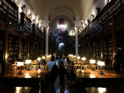 Veřejnosti jinak nepřístupná učební místnost v Biblioteca Universitaria di Bologna