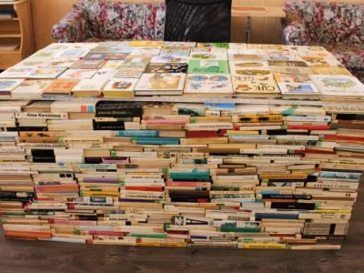 Výpůjční pult v Obecní knihovně Terezín