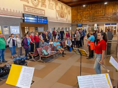 Přes Veselé je chodníček – zastavení v nádražní hale Přes Veselé je chodníček – zastavení v nádražní hale