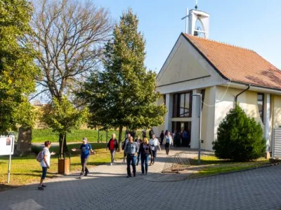 Přes Veselé je chodníček Přes Veselé je chodníček