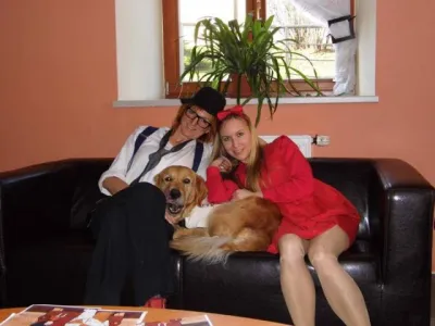 Fenka Zlatého retrívra Endy v knihovně