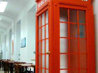 Telefonní budka v knihovně