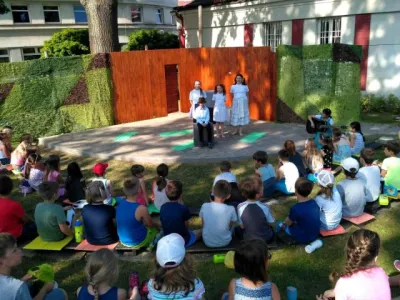 Dětské divadlo v zahradě knihovny