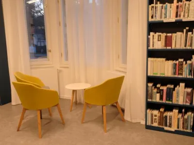 Stará budova: dospělé oddělení - naučná literatura, místo pro četbu