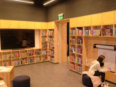 Přístavba: dětské oddělení - oddělitelná místnost pro děti 8-12 let, možnost kreslení, projekční TV