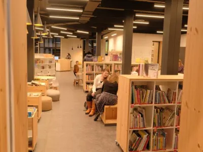 Přístavba: pohled přes dětské oddělení k hlavnímu výpůjčnímu pultu