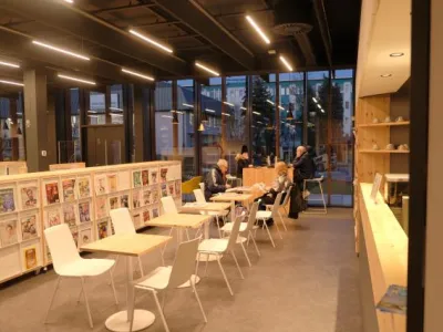 Přístavba: čítárna časopisů, vpravo pult s coffepointem, veřejný internet