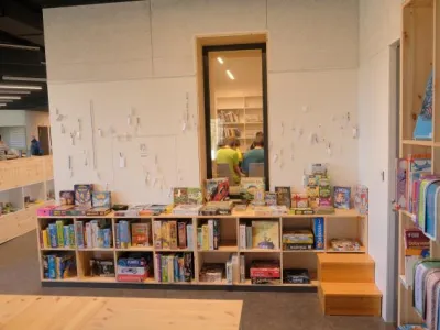 Přístavba: pohled od dětského pultu - deskové hry