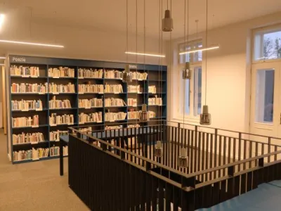 Stará budova: dospělé oddělení 2.NP: studovna, pohled na fond poezie a dramatu, průhled do přízemí