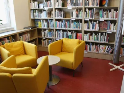 Interiér knihovny - posezení v oddělení pro dospělé