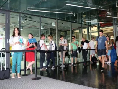 Obr.1 Za chvíli otevíráme… Foto: Tereza Velíková, NTK Obr.1 Za chvíli otevíráme… Foto: Tereza Velíková, NTK