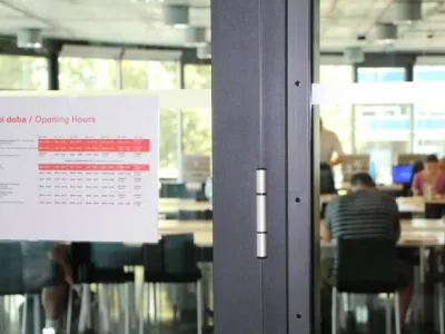 Obr.5 Letní otevírací hodiny jsou trochu složitější na čtení… Foto: Tereza Velíková, NTK Obr.5 Letní otevírací hodiny jsou trochu složitější na čtení… Foto: Tereza Velíková, NTK