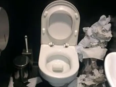 Obr.7 I takto, bohužel, může v neděli večer vypadat WC, ačkoliv je během otevíracích hodin Noční studovny pravidelně uklízeno… Zdroj.: Facebook Obr.7 I takto, bohužel, může v neděli večer vypadat WC, ačkoliv je během otevíracích hodin Noční studovny pravidelně uklízeno… Zdroj.: Facebook