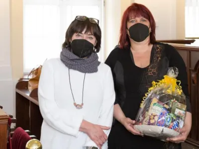 Knihovnická osobnost JMK, zleva paní místostarostka Sylva Chludilová, Mgr. Ilona Salajková