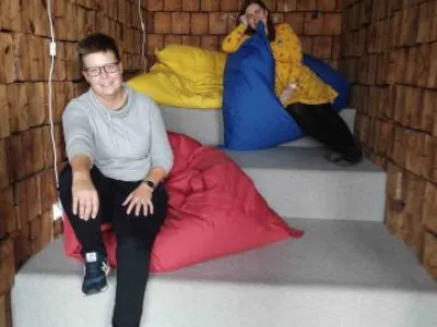 Zašívárna v Městské knihovně Písek, účastnice workshopu Mgr. Adéla Dilhofová a Mgr. Kateřina Bartošová z MZK v Brně