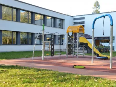 Terasa a zahrada za knihovnou