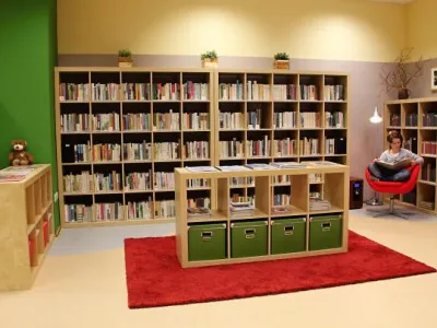 Prostory knihovny (křesílko na pořadník) Prostory knihovny (křesílko na pořadník)