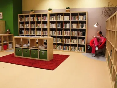 Prostory knihovny (křesílko na pořadník) Prostory knihovny (křesílko na pořadník)