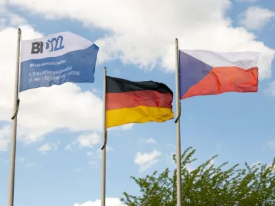 Vlajky před areálem Vlajky před areálem