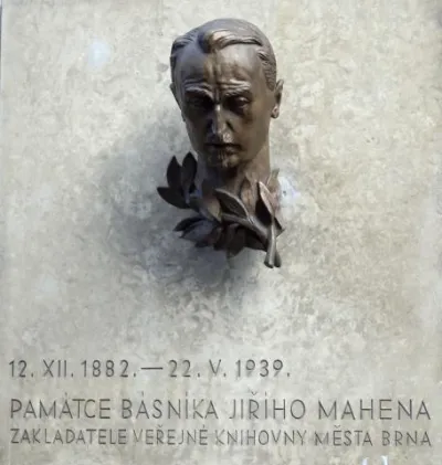 Busta Jiřího Mahena od sochaře Josefa Kubíčka umístěna na budově školy v Solniční ulici, kde našla Veřejná knihovna města Brna své umístění od roku 1939, foto: autor
