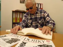 Časopis Doteky, vydává LORM ve zvětšeném černotisku, Braillově písmu i jako zvukovou nahrávku ve formátu