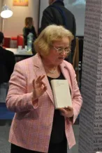 Paní Sabine Gruša prezentuje nově vydanou knihu