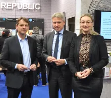 Juergen Boos, ředitel frankfurtského veletrhu, na českém stánku (zprava JUDr. Kateřina Kalistová, 1. náměstkyně Ministra kultury ČR pro řízení sekce živého umění, Juergen Boos, Tomáš Kubíček, ředitel Moravské zemské knihovny)