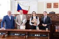 Ocenění pro Městskou knihovnu Kyjov, zleva náměstek hejtmana Mgr. F. Lukl, MPA, místostarosta D. Čmelík, ředitelka Mgr. Michaela Moudrá, generální ředitel MZK prof. T. Kubíček