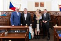Ocenění pro Místní knihovnu Litobratřice, zleva náměstek hejtmana Mgr. František Lukl, MPA, starosta Josef Kadlečík, Mgr. Eliška Urbanová, generální ředitel MZK prof. Tomáš Kubíček