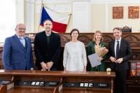 Ocenění pro Obecní knihovnu Ostopovice, zleva náměstek hejtmana Mgr. F. Lukl, MPA, starosta J. Symon, Markéta Krapková, Adéla Rujzl, generální ředitel MZK T. Kubíček