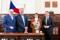 Ocenění pro Obecní knihovnu Železné, zleva náměstek hejtmana Mgr. F. Lukl, MPA, starosta R. Pavlíček, Radmila Pavlíčková, generální ředitel MZK T. Kubíček