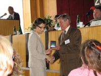 Předání medaile Z.V.Tobolky doc. Jaromírem Kubíčkem v roce 2009 na konferenci Knihovny současnosti