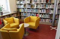 Interiér knihovny - posezení v oddělení pro dospělé