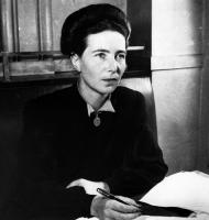 Simone de Beauvoir píše Druhé pohlaví